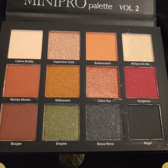 Eyeshadow - Picture 2 of 3
